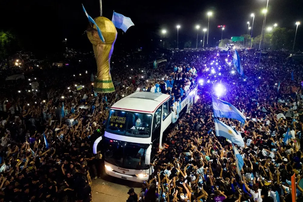 Una réplica gigante de la Copa del Mundo colgaba de una grúa durante el recorrido