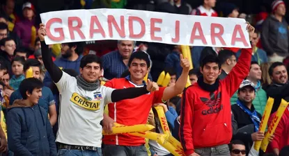 La hinchada de apoya a Gonzalo Jara