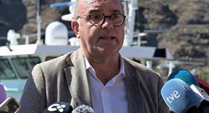 &nbsp;Anselmo Pestana, delegado del Gobierno en Canarias, durante sus declaraciones a la prensa en el puerto de La Estaca, en el municipio de Valverde. EFE.