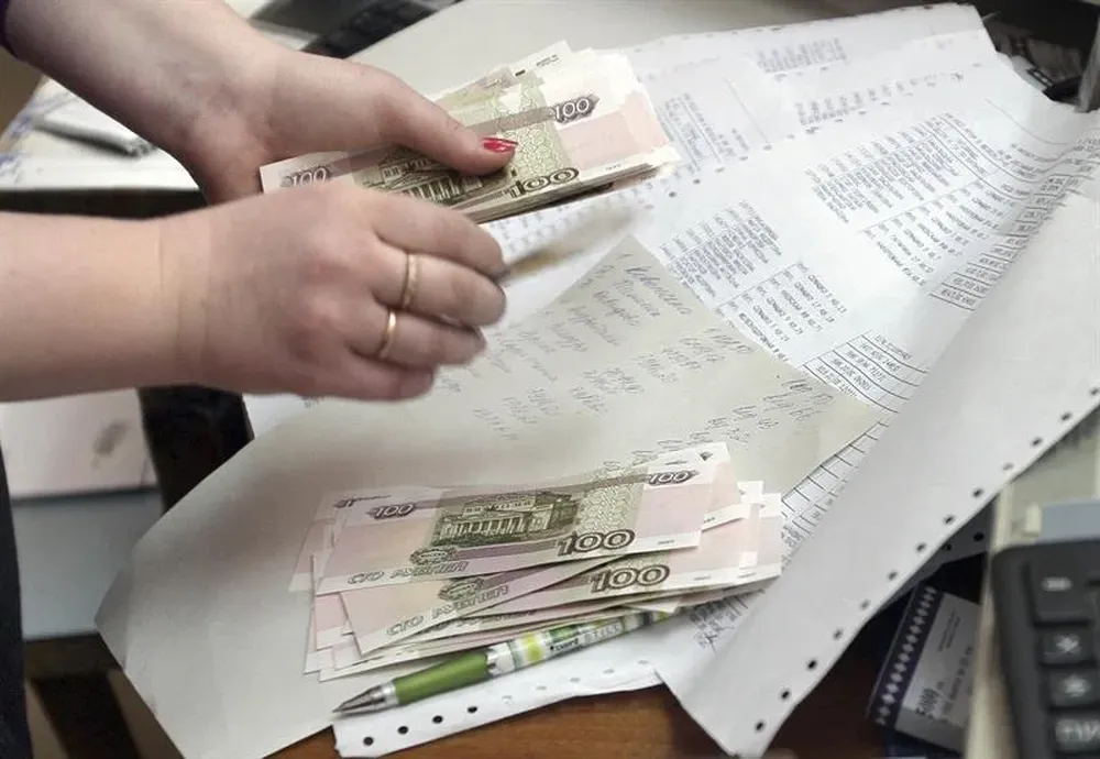Ucrania- Una mujer cuenta rublos rusos en una oficina postal de Simferópol, en la península ucraniana de Crimea