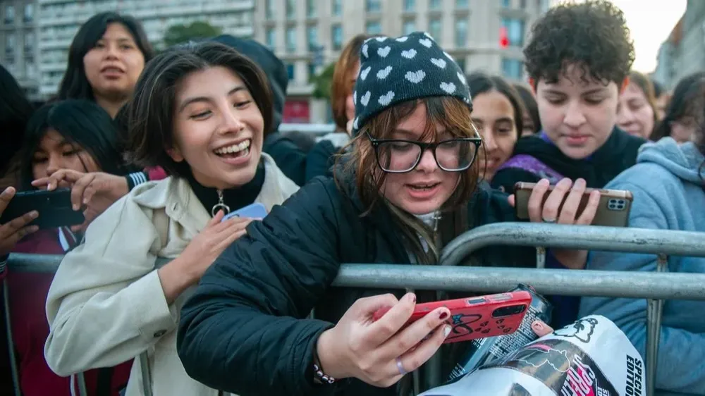 Un stream de 24 horas desde el Obelisco con fines benéficos y causa furor entre los jóvenes