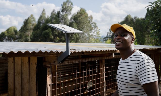 Un usuario de Kenia tras instalar su Starlink Mini.