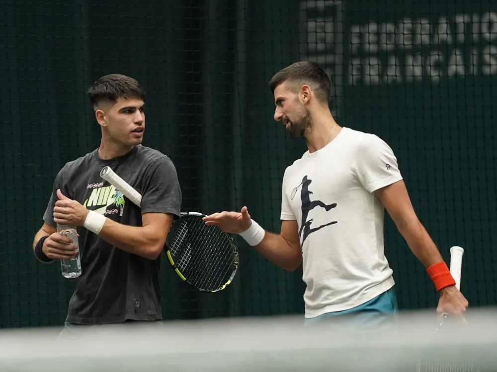 Alcaraz y Djokovic entrenan juntos.