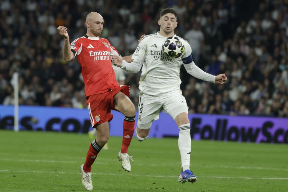 El mediocampista uruguayo de Real Madrid Federico Valverde lucha con Fredrik Aursnes, de Benfica, durante el partido de vuelta de la fase de acceso a los octavos de la Champions League