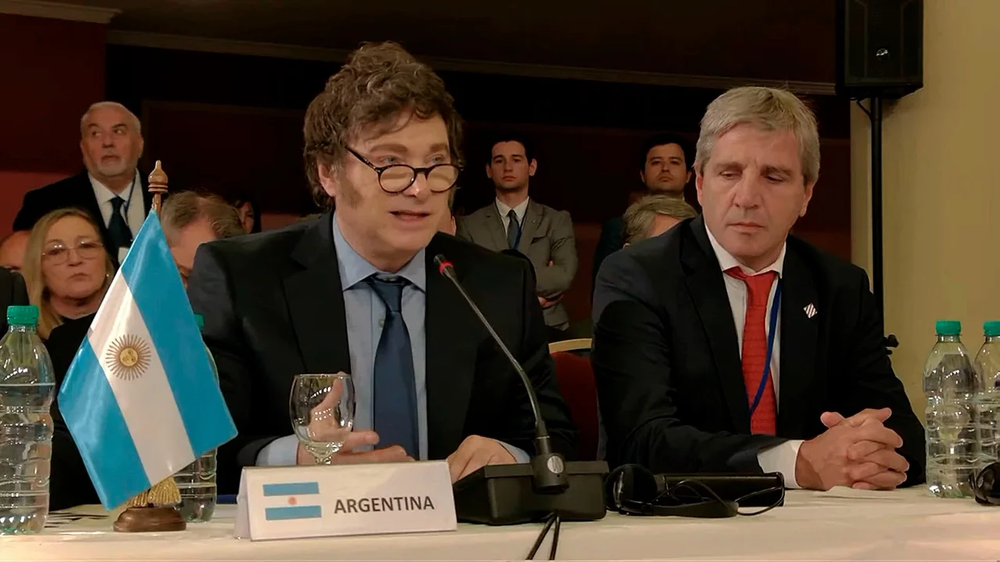 El presidente Javier Milei, acompañado por le ministro de Economía, Luis Caputo, exposu en la Cumbre del Mercosur.&nbsp;