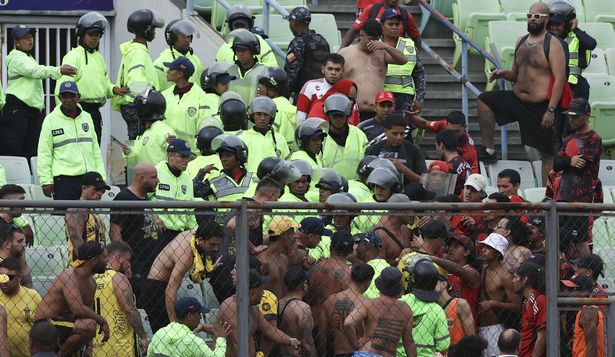 Incidentes entre hinchas de Peñarol y de Caracas antes del partido por Copa Libertadores