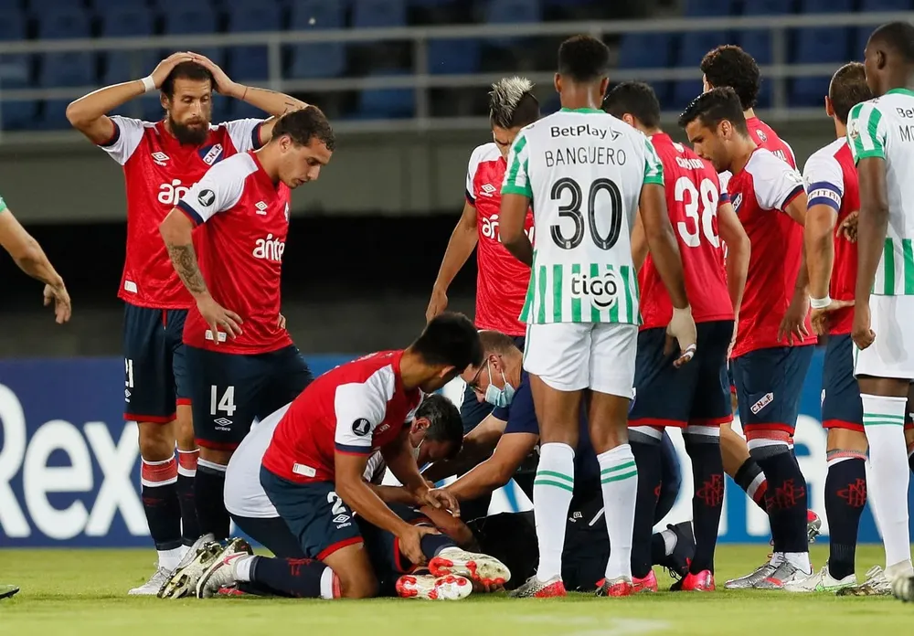 Guzmán Corujo se toma la cabeza mientras la sanidad tricolor atiende a Felipe Carballo ante Atlético Nacional