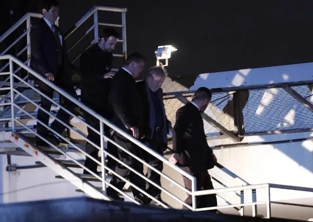Lula llegando a Curitiba para entregarse