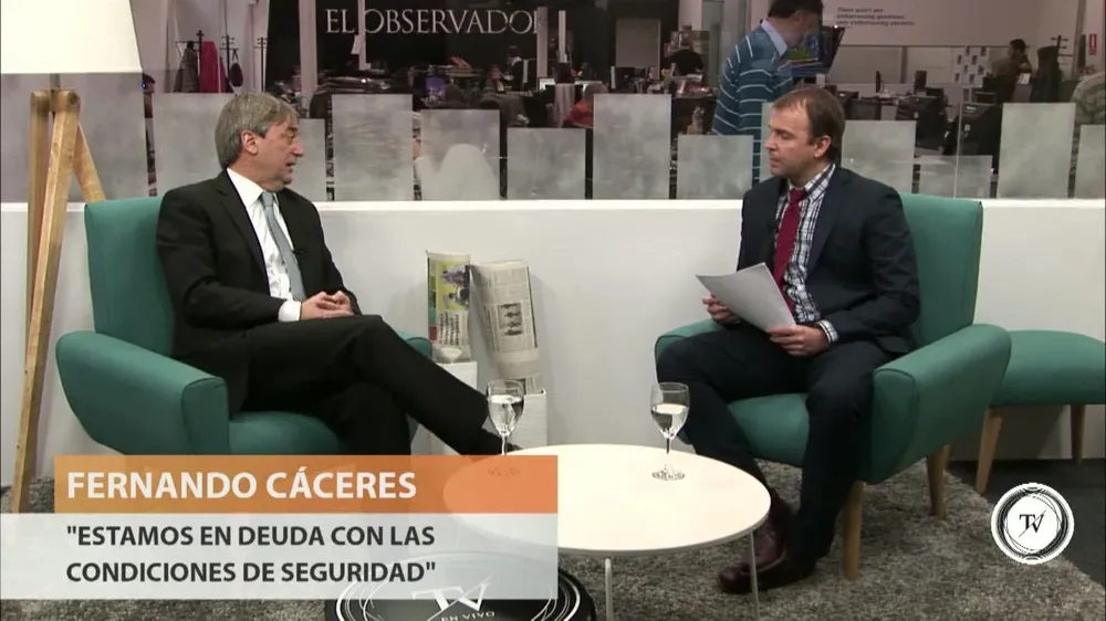 Van 16 meses de atraso de la AUF, lamentó el secretario nacional del deporte, Fernando Cáceres. En entrevista con Mariano López, Cáceres se refirió así a la instalación en los estadios del sistema de videovigilancia con identificación facial.Cáceres contó que en estos días la AUF adjudicará la compra a una de las empresas que se presentó a un llamado, pero dijo que las cámaras no estarán activas hasta el torneo del año que viene. Tal vez en diciembre podrían estar las cámaras móviles, las fijas no, dijo el secretario.Estamos en deuda con las condiciones de seguridad en el fútbol, afirmó Cáceres, quien recordó que la AUF y los presidentes de los clubes grandes habían asumido su responsabilidad con el presidente José Mujica.