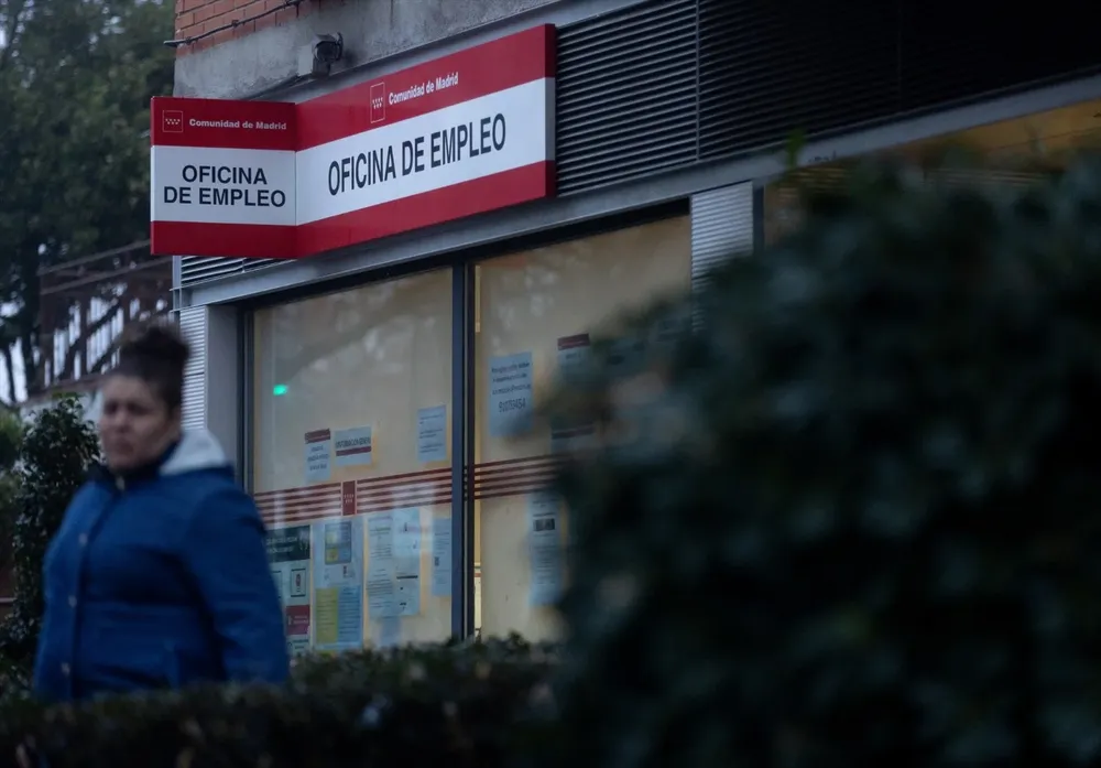 Un cartel de una oficina del SEPE de Móstoles.