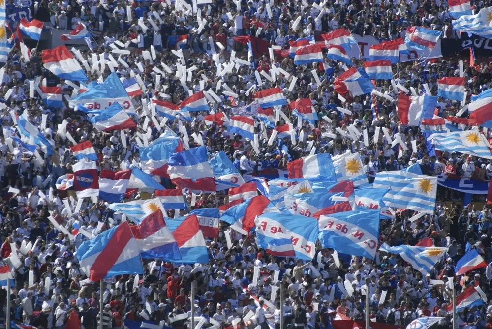 Los hinchas tricolores celebran la salida de su equipo