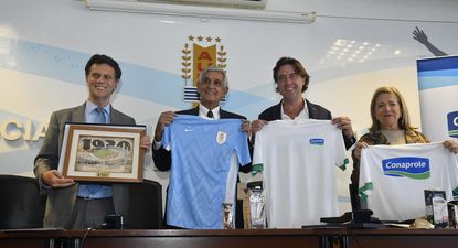 Tras la firma del acuerdo entre AUF y Conaprole, Gabriel Valdés (CEO de Conaprole), Gabriel Fernández Secco (presidente de Conaprole), Ignacio Alonso (presidente de la AUF) y Andrea Lanfranco (AUF)