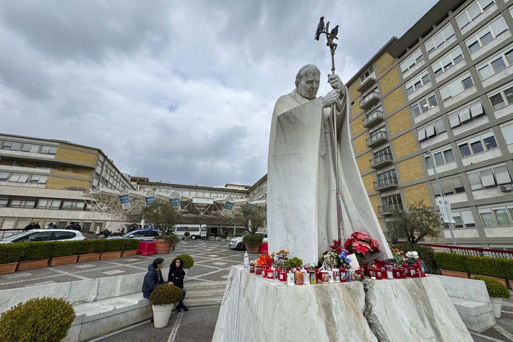 Los fieles se acercan al Hospital Gemelli donde se encuentra internado el Papa Francisco.