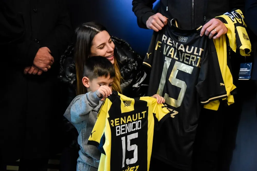 Los Valverde con las camisetas de Peñarol