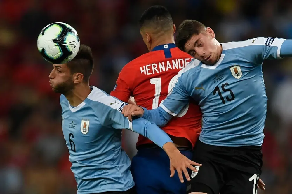 Bentancur y Valverde en un partido contra Chile