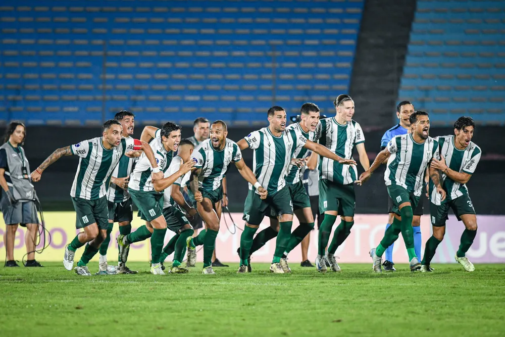 Los jugadores de Racing celebran la clasificación a la fase de grupos de la Copa Sudamericana tras vencer en definición por penales a Wanderers