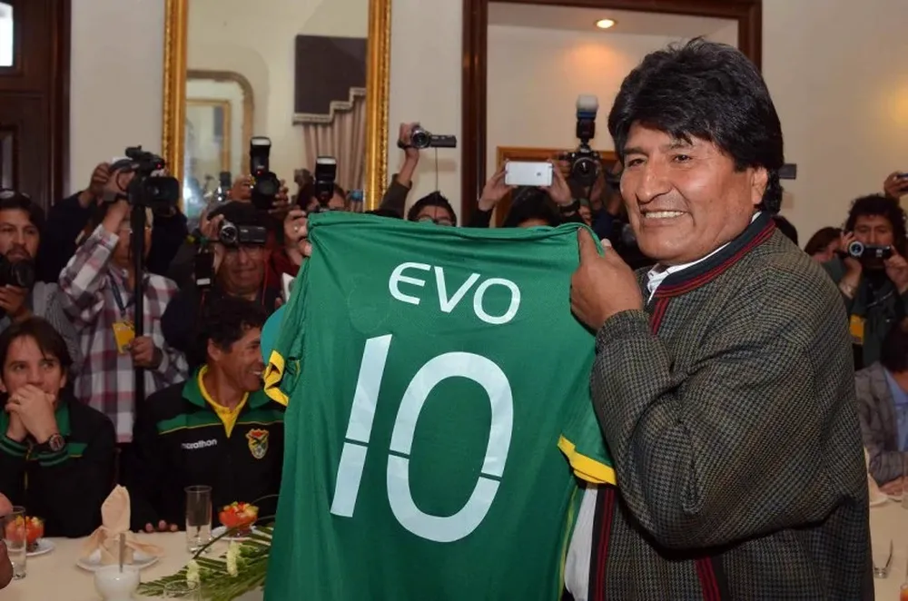 Evo Morales con la 10 de Bolivia en el desayuno con la selección de su país