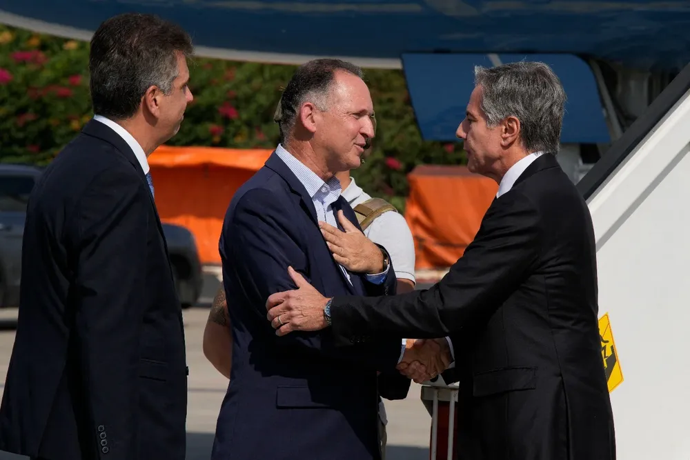 El canciller israelí Eli Cohen (izqu.) recibe al secretario de Estado norteamericano Anthony Blinken en el aeropuerto Ben Gurion de Tel Aviv
