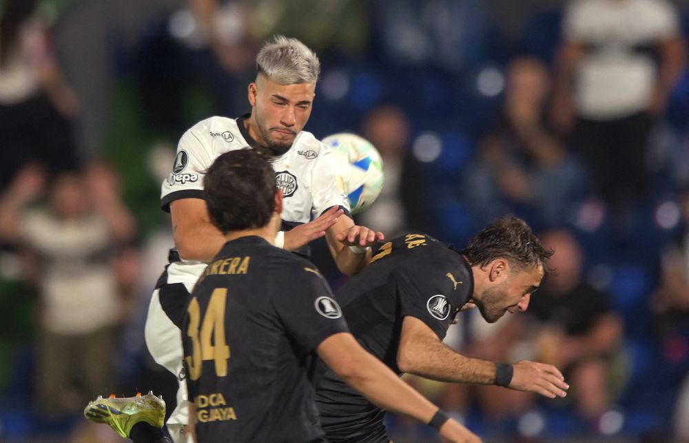Iván Leguizamon de Olimpia y Nahuel Herrera con Pedro Milans de Peñarol por la Copa Libertadores