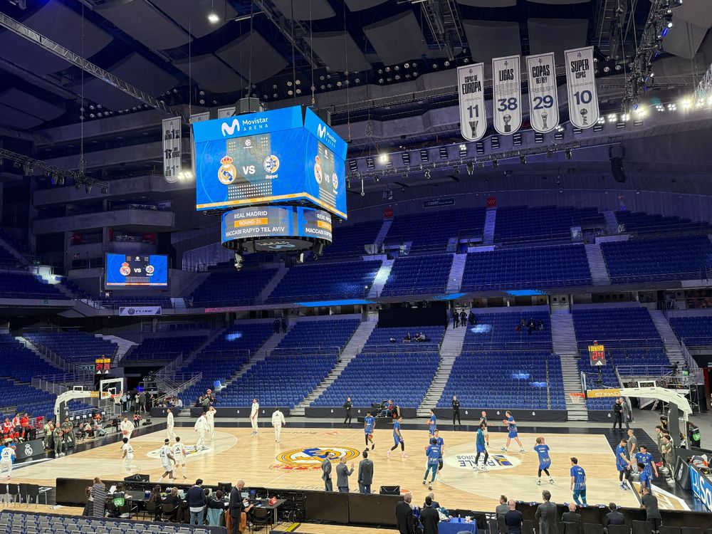 El Movistar Arena vacío, mientras se disputaba el partido de básquet entre el Real Madrid y el Maccabi Tel Aviv.