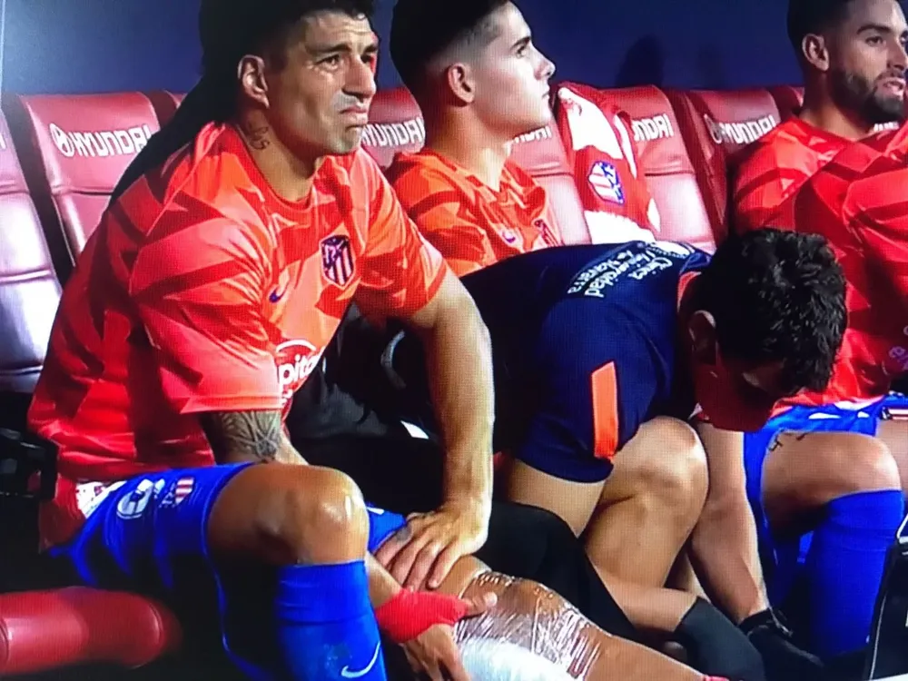 Hielo en la rodilla izquierda apenas dejó la cancha