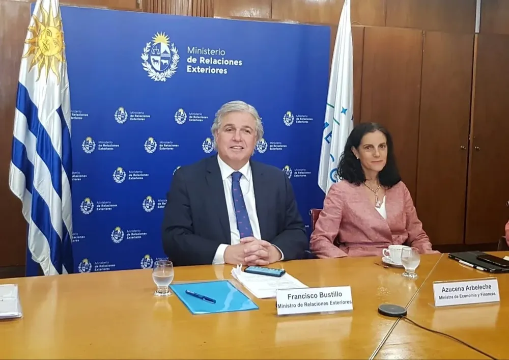 Bustillo y Arbeleche en la sesión del CMC