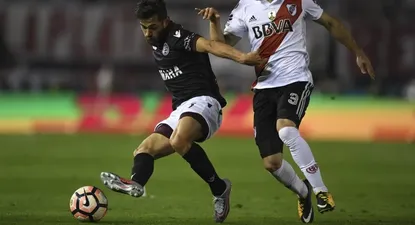 Saracchi marcando a Lautaro Acosta