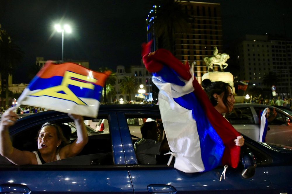 Caravana del Frente Amplio por calles de Montevideo.