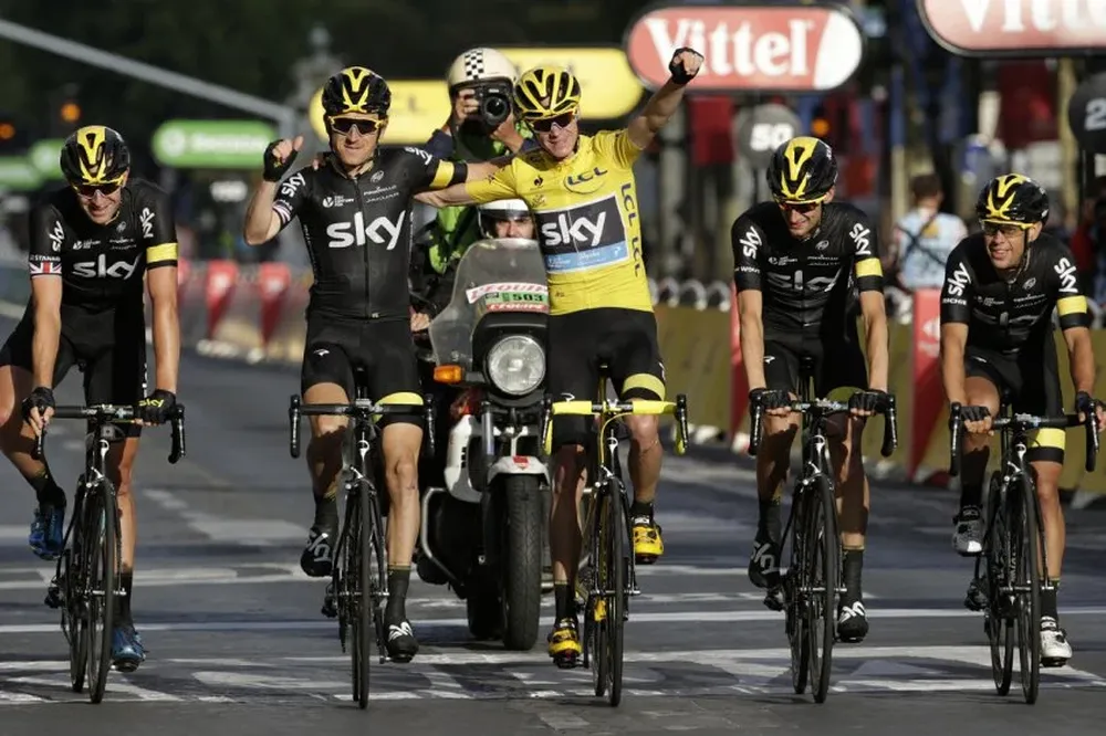 Froome y sus compañeros de Sky al llegar a París