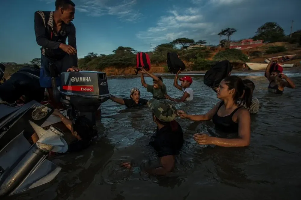 Migrantes se preparan para abordar los barcos de contrabandistas