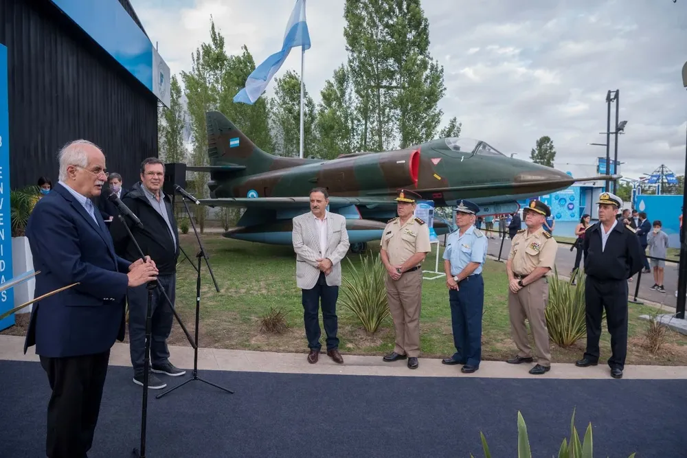 Jorge Taiana y Tristán Bauer, entonces ministros de Defensa y de Cultura, respectivamente, inaugurando el stand del Ministerio de Defensa en Tecnópolis en diciembre de 2021