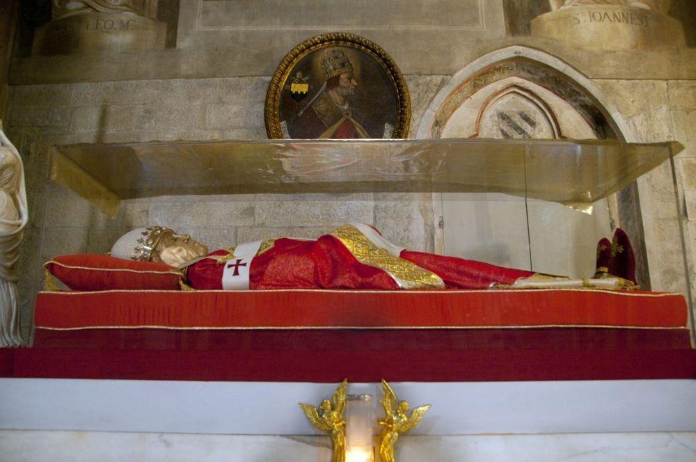 La tumba del papa Gregorio X está en la catedral de Arezzo, Italia.