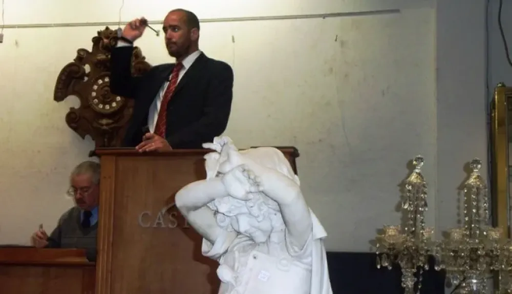 Andrés Castells subastando una de las piezas de la Colección María Luisa Guerault