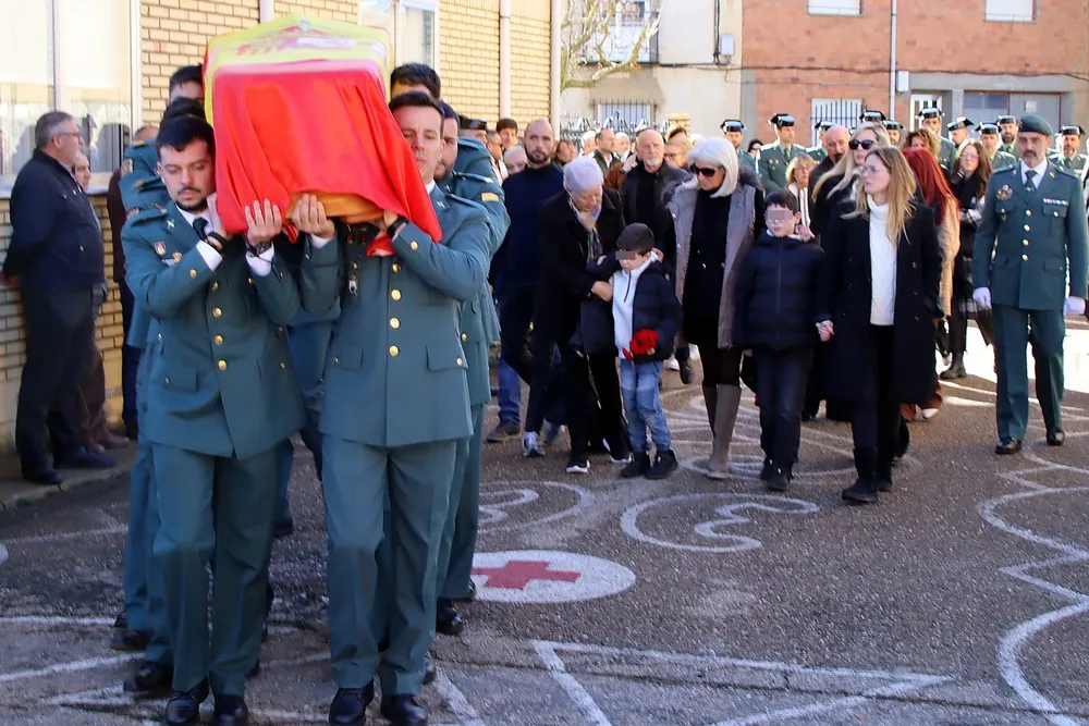 La iglesia de la Virgen de los Dolores de la localidad leonesa de Nogarejas acoge este lunes la misa funeral por David Pérez Carracedo, de 43 años, el agente de la Guardia Civil que murió el viernes en Barbate (Cádiz) junto a su compañero Miguel Ángel González al ser arrollada su patrullera por una narcolancha.