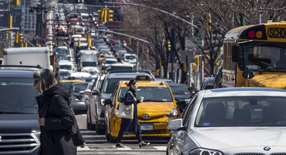 hackeo los semaforos de nueva york y ahora quiere que 1 millon de personas descarguen su libro para estar mas seguros en internet