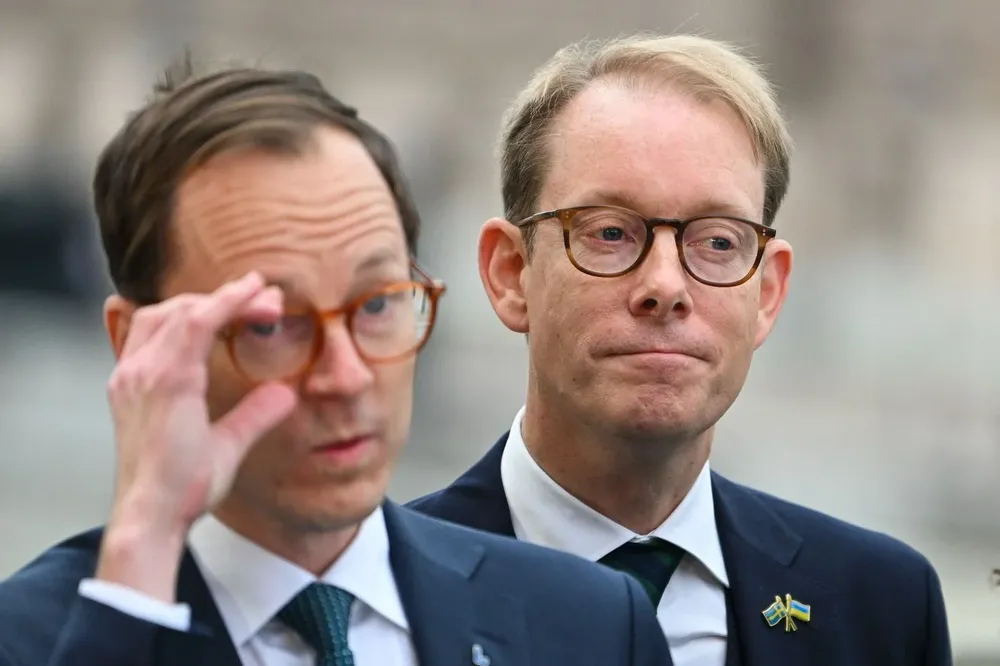 (A la derecha): El ministro de Relaciones Exteriores, Tobias Billstrom