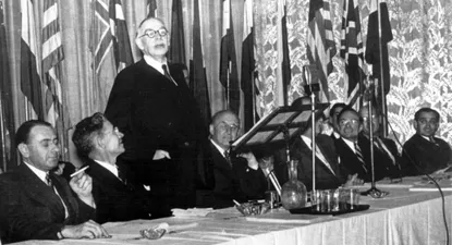 John Maynard Keynes habla de pie en la conferencia de Bretton Woods, 1944.