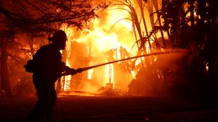 Miles de personas huyen de las llamas ante devastadores incendios en Los Ángeles: autos abandonados y decenas de viviendas quemadas