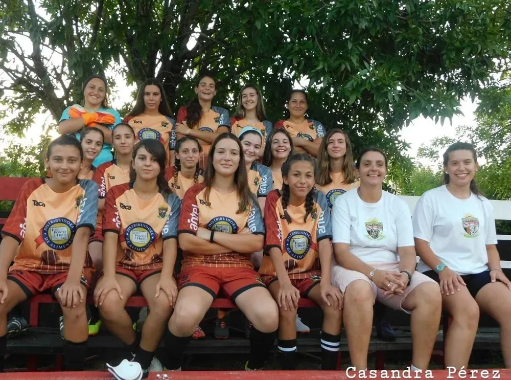 Mariana Buffa y uno de los equipos de Cimarrón