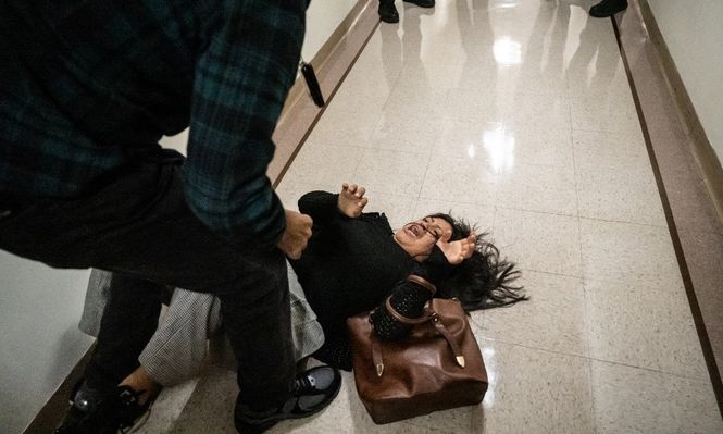 La ecuatoriana Mónica Moreta Galarza fue empujada por un agente de ICE en una corte migratoria