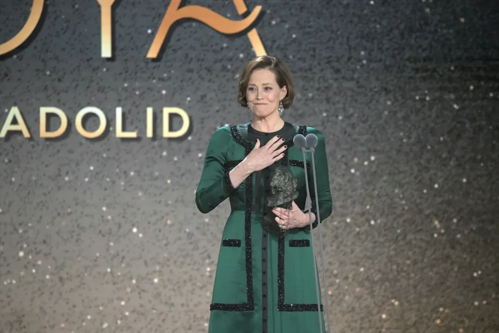 La actriz estadounidense Sigourney Weaver recibe el Goya Internacional durante la gala de la 38 edición de los Premios Goya.