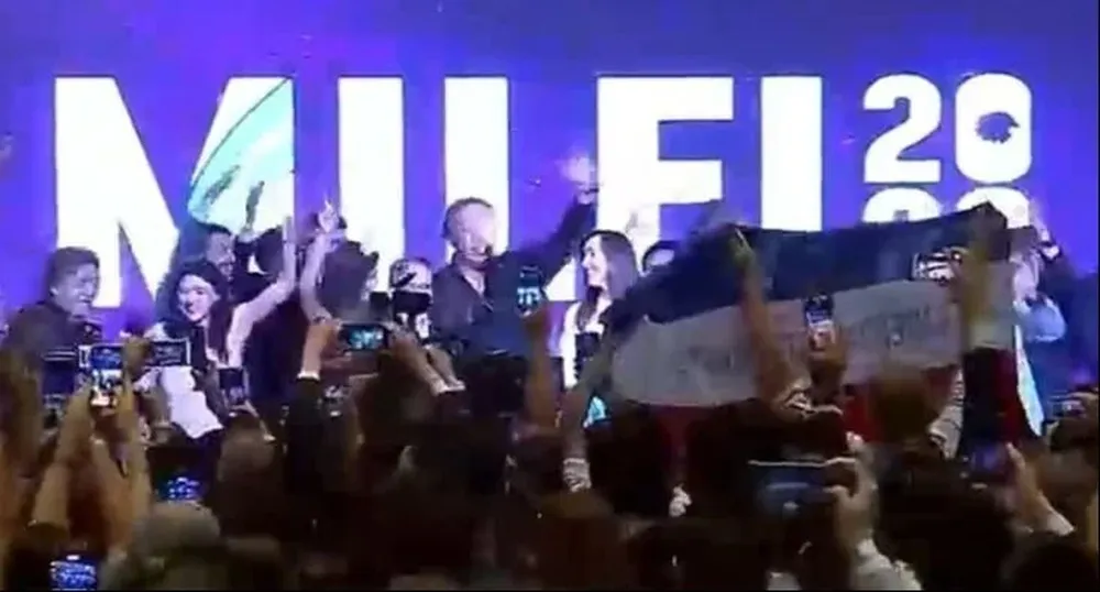 La bandera de Libertad o Muerte en el acto de Milei