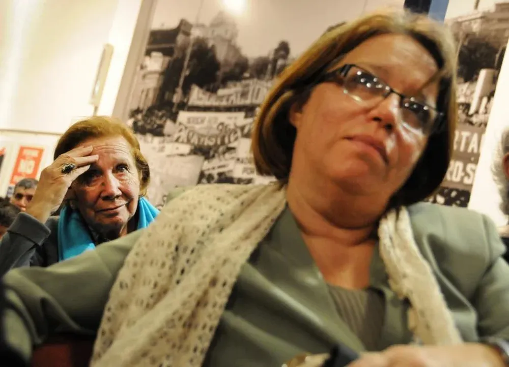 La presidenta del Frente Amplio, Mónica Xavier, escucha al ex presidente de Paraguay, Fernando Lugo