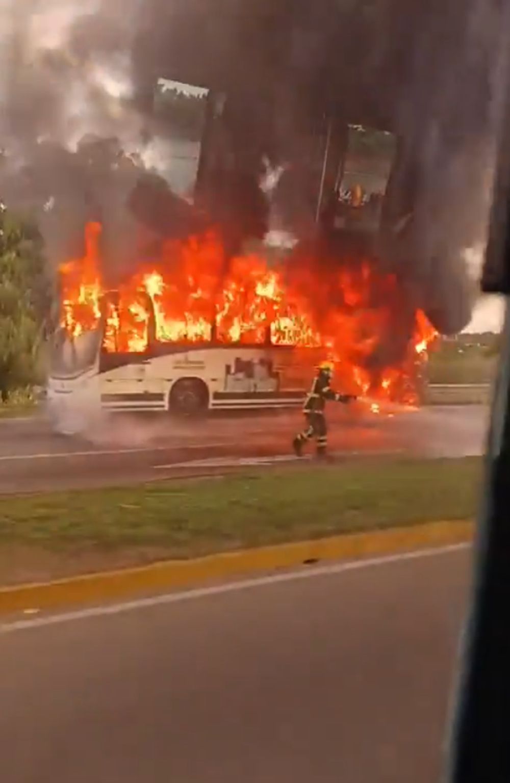 El ómnibus incendiado en Ruta 8