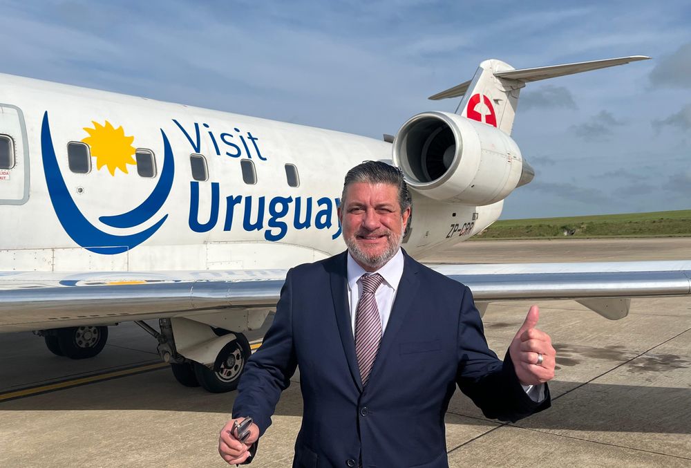 Ignacio Curbelo, director general de Secretaría del Ministerio de Turismo, posa junto al avión de Paranair que viaja de Montevideo a Salto