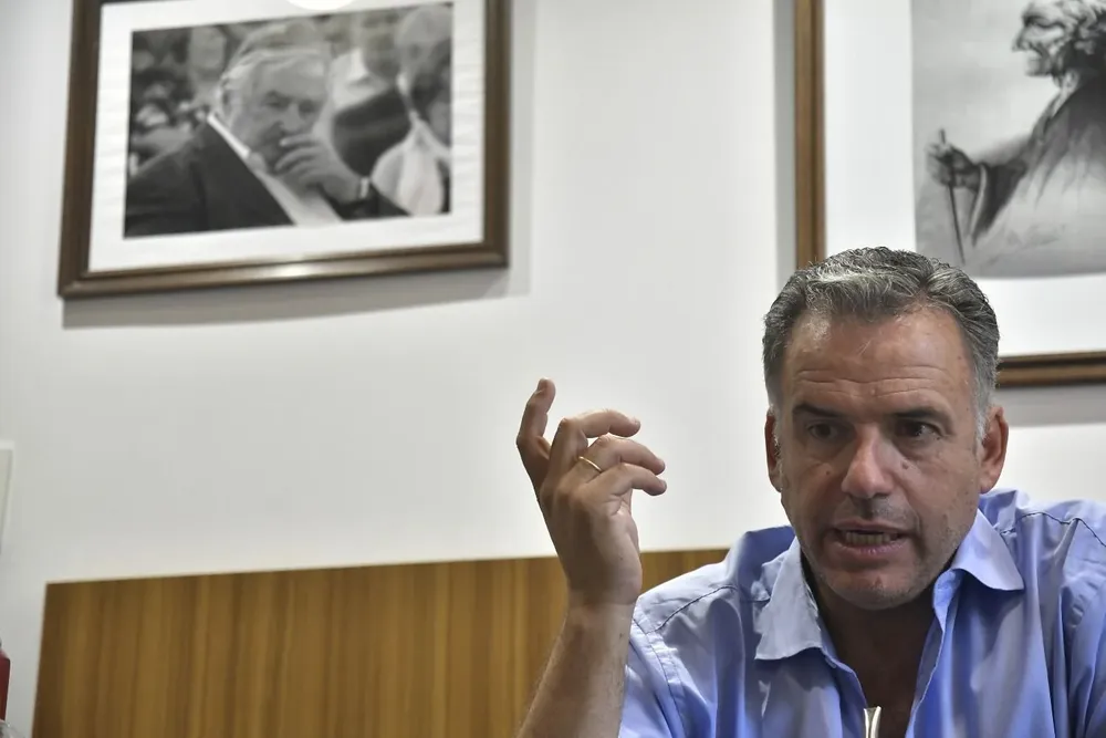 Archivo, Yamandú Orsi en su despacho de la Intendencia de Canelones