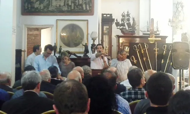 Sebastián Zorrilla de San Martin rematando uno de los lotes