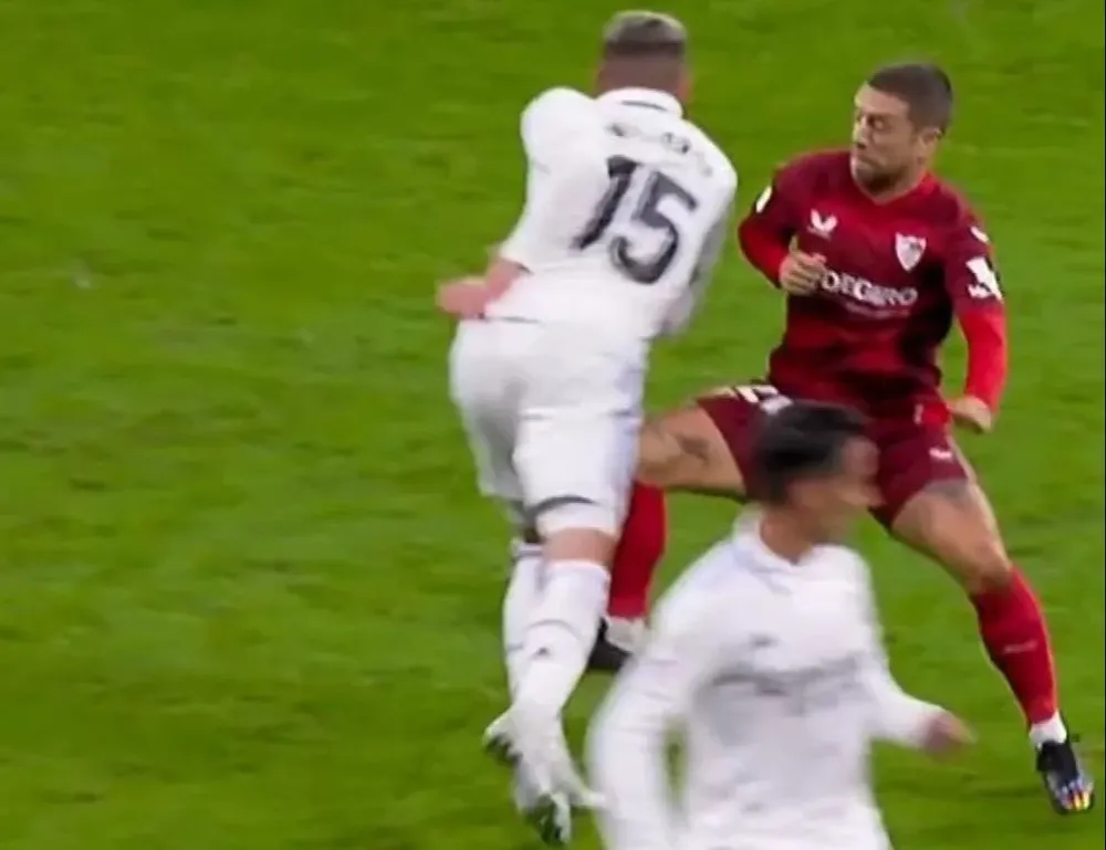 El patadón doble de Papu Gómez a Valverde cuando terminaba el partido