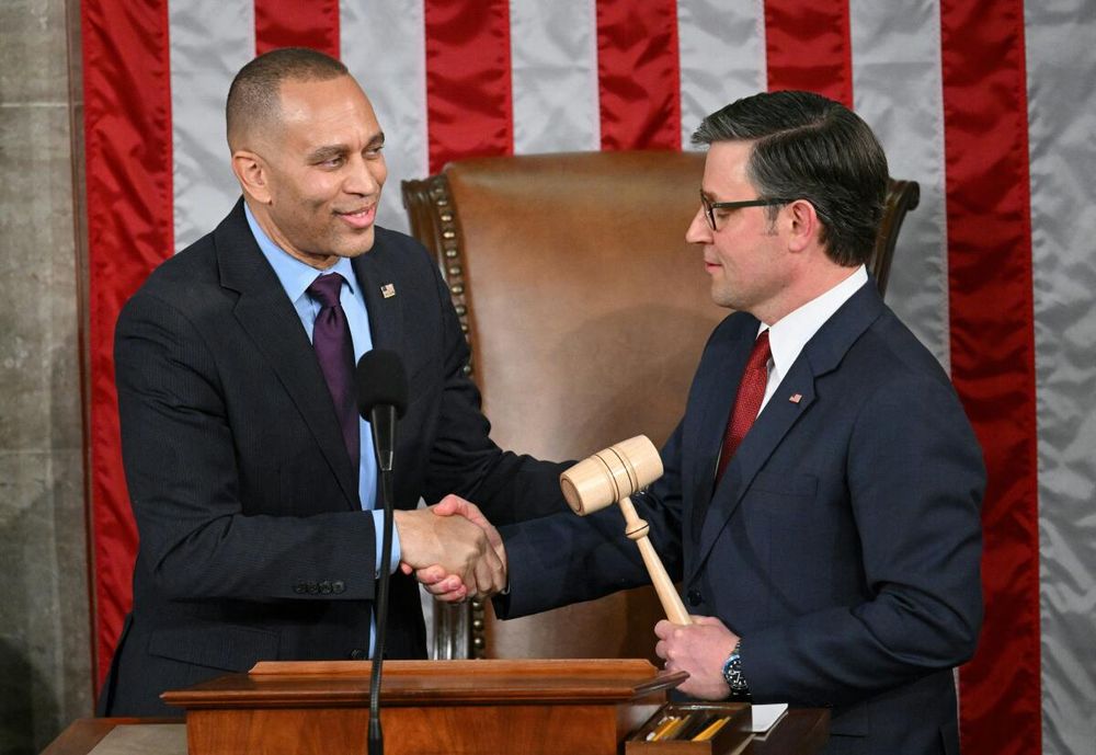 Leader Hakeem Jeffries se saluda con Mike Johnson en la Cámara de Representantes