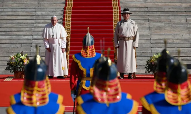 El presidente mongol, Ukhnaagin Khurelsukh, derecha, y el Papa Francisco, reunidos frente al edificio gubernamental Saaral Ordon en la plaza Sukhbaatar en Ulán Bator